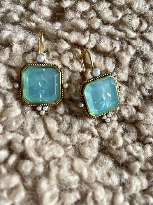 Brincos em metal dourado com cristal turquesa