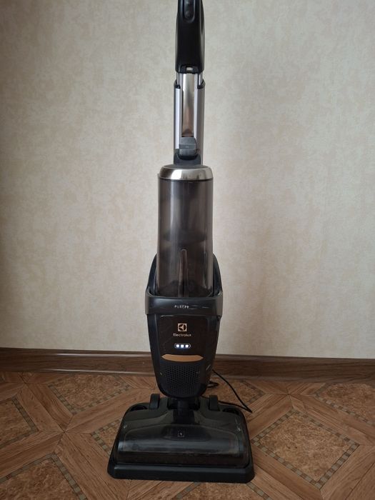 Аккумуляторный пылесос швабра Electrolux PF9