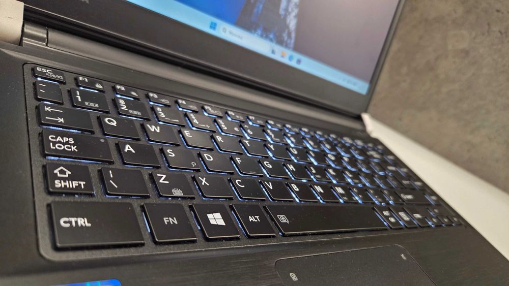 Tanio Toshiba A30-C-14C i3 6100U ram 8GB dysk 128SSD Laptop Windows 11