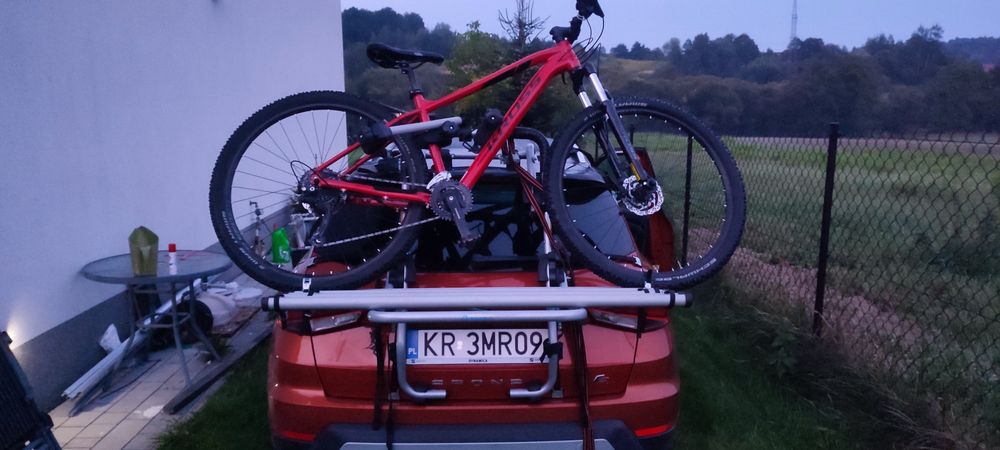 Bagażnik na klapę Peruzzo . Na trzy rowery