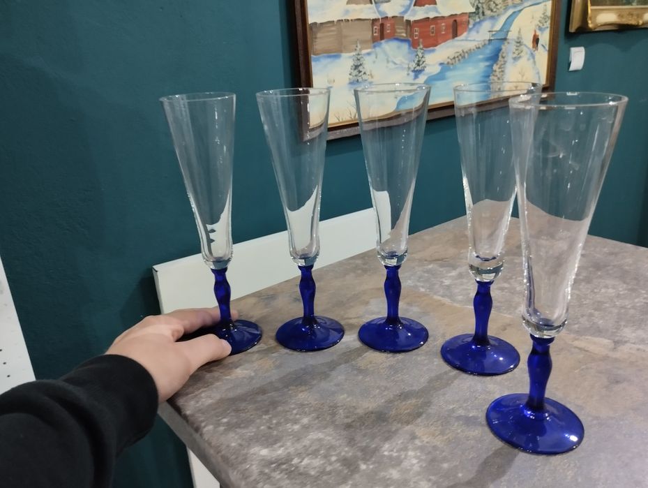 Kolorowe kieliszki stare szkło niebieskie