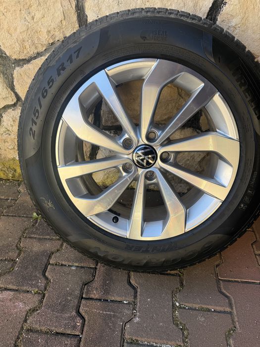 Oryginalne felgi 17” od VW T-Roc , Pirelli scorpion 215 65 R17  zimowe jak nowe
