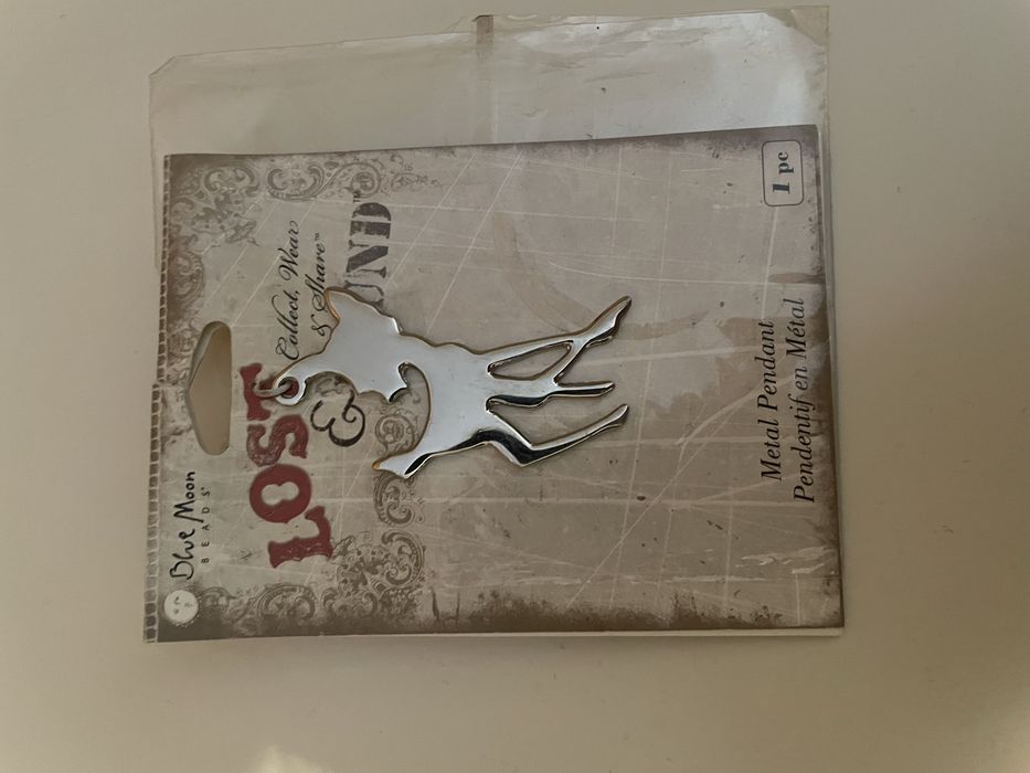 Pendente para colar, em forma de um pequeno veado