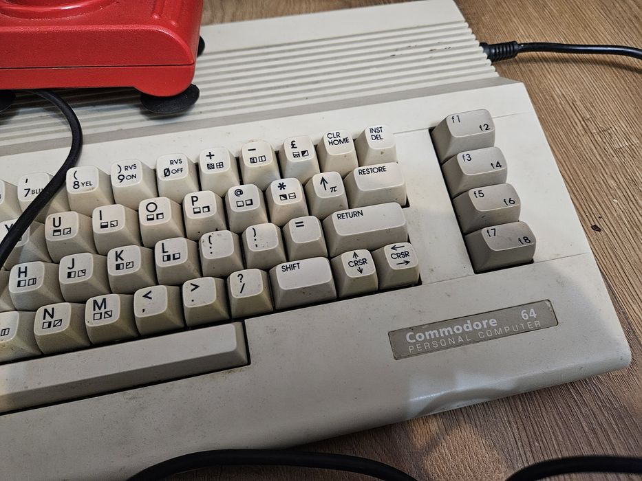 Stary retro komputer Commodore 64 plus magnetofon na kasety joystick