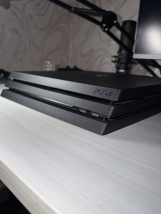 Sony PlayStation 4 Pro 1TB + 2 геймпади + MK11