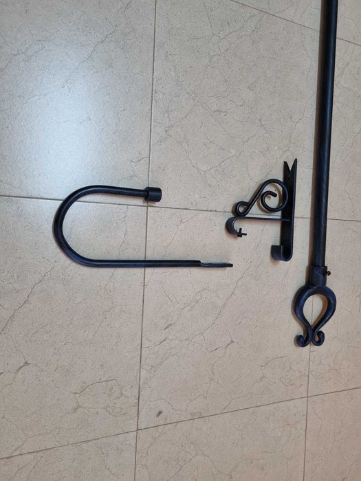 Varão para cortinado em ferro c/ 1.55 m comprimento + acessórios