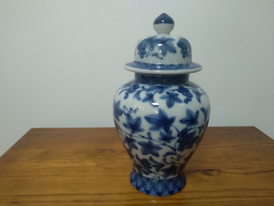 Biblô com enfeites azuis