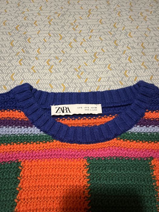 Vendo colete juvenil em tons laranja, verde e azul