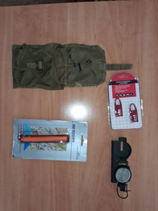 Kompas, sprzęt turystyczny, kłódeczki do walizki