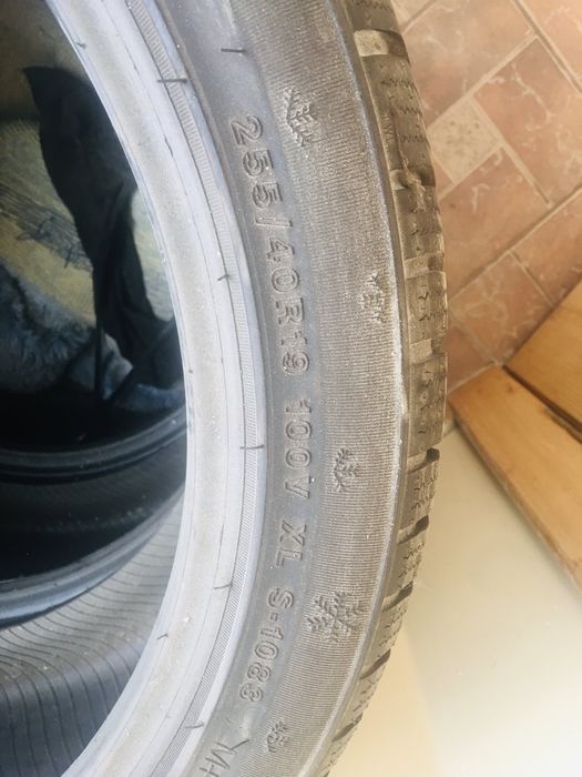 255/40R19 100V XL