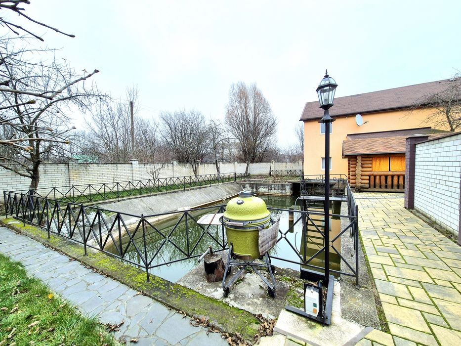 Два будинки з банею та зарибленим власним  озером р-н Аєропорту