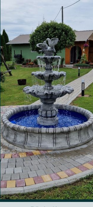 Fontanna z basenem gołąbki trzy misy kolory producent wzory