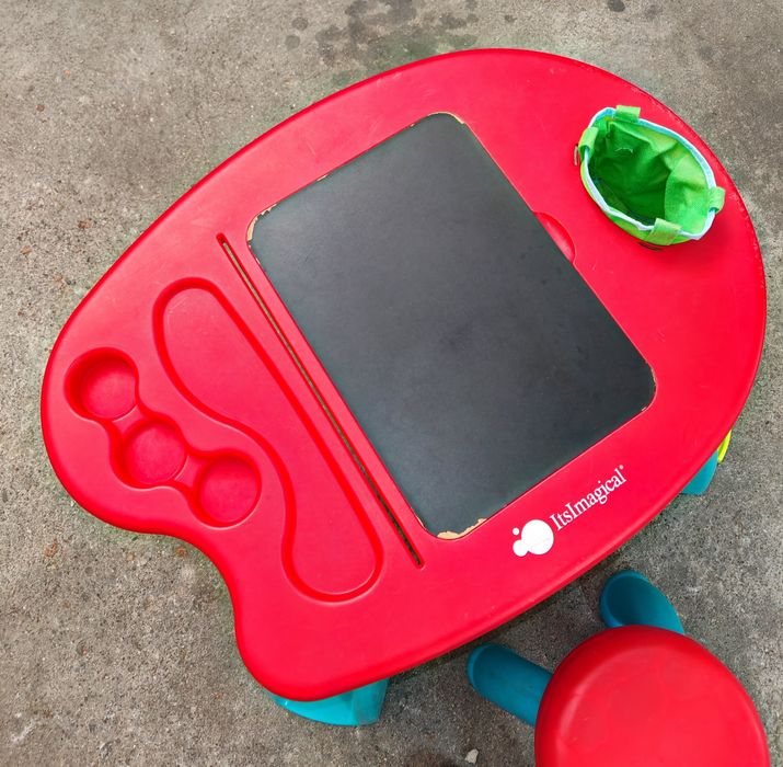 Mesa de criança vermelha e azul