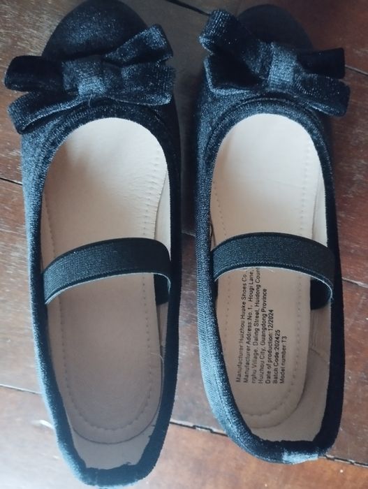 Sapatos pretos de menina