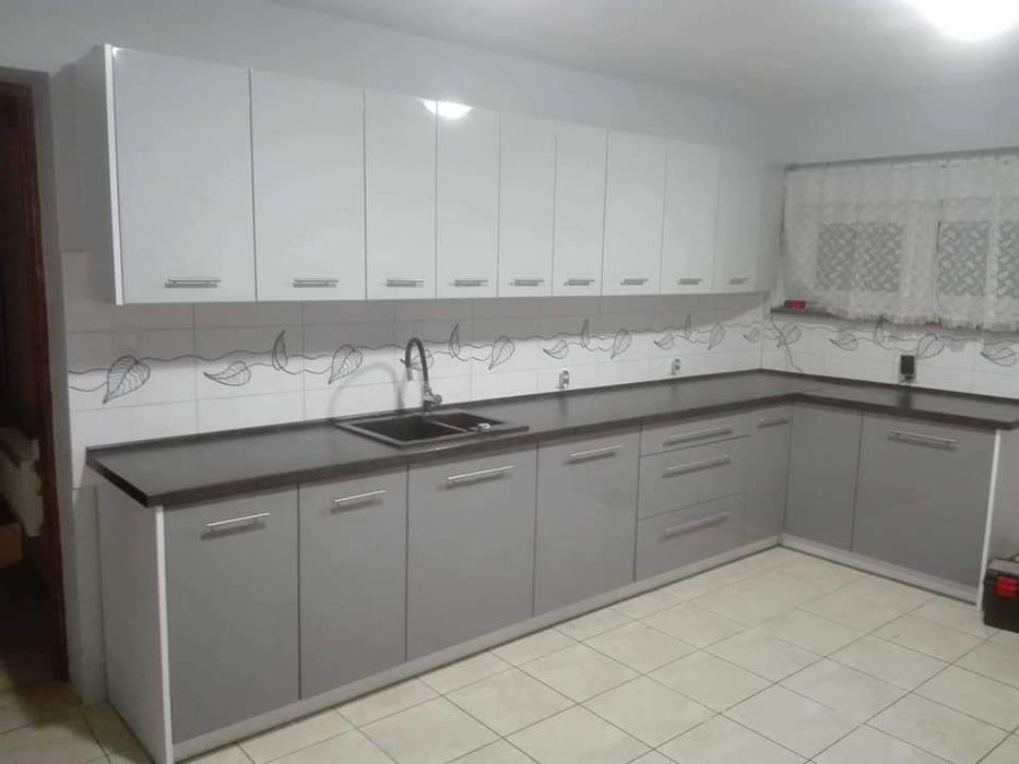 Meble na wymiar  Kuchnie/Szafy i inne