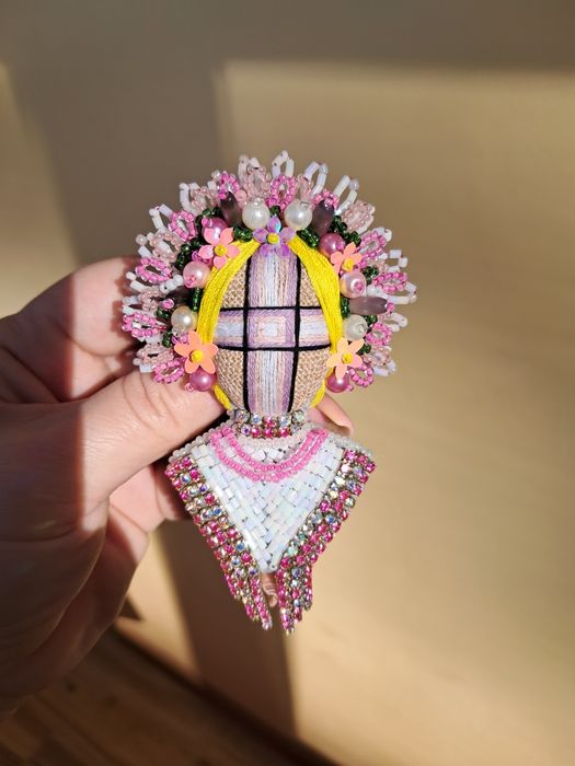 Брошка ручної роботи «Оберіг Мотанка» у рожевих тонах