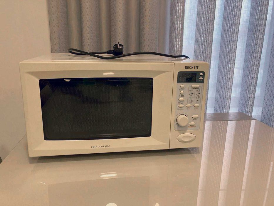 Micro-ondas BECKEN com Grill – 25 L – Digital – Excelente Estado