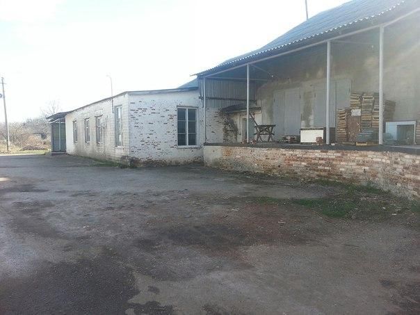 Будівлі вільного призначення на огороженій території.
