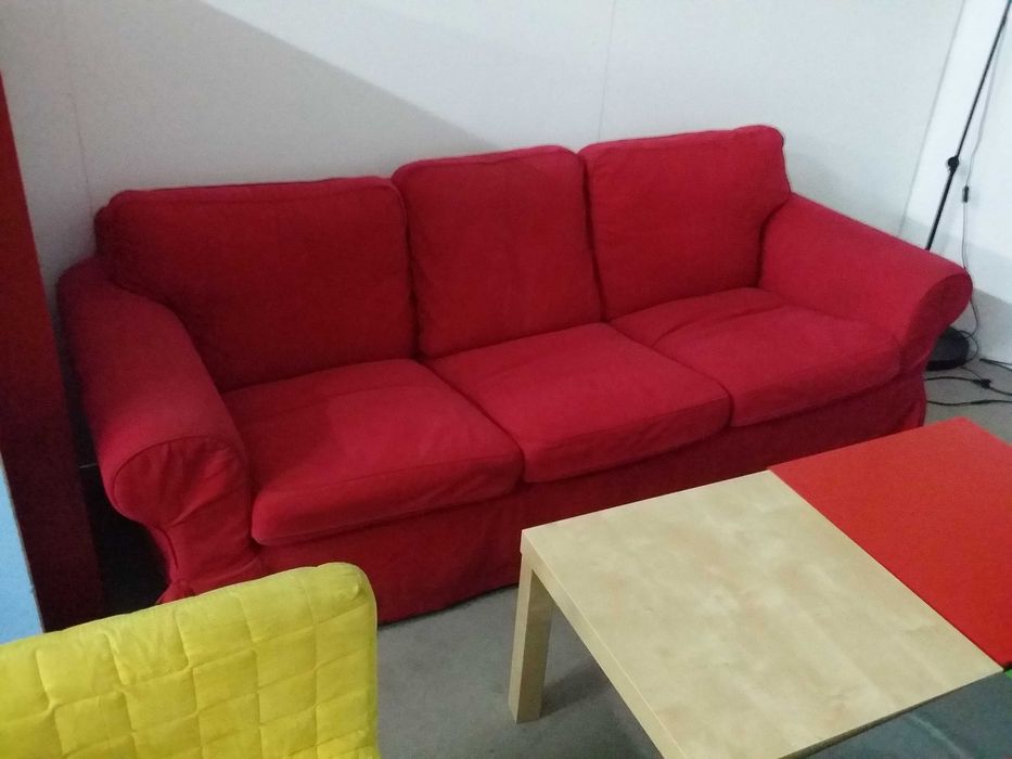 Sofa trzyosobowa Ikea Ektorp czerwona kanapa