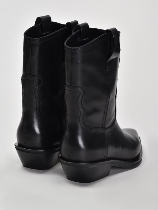 Взуття жіноче козаки