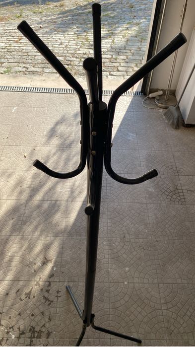 Cabide de pé preto em metal