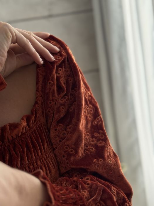 Оксамитове плаття з відкритими плечима та обємними рукавами