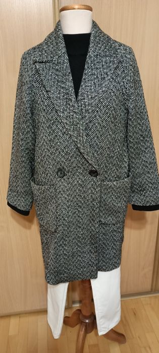 Płaszcz kubełkowy w biało-czarną "jodełkę"