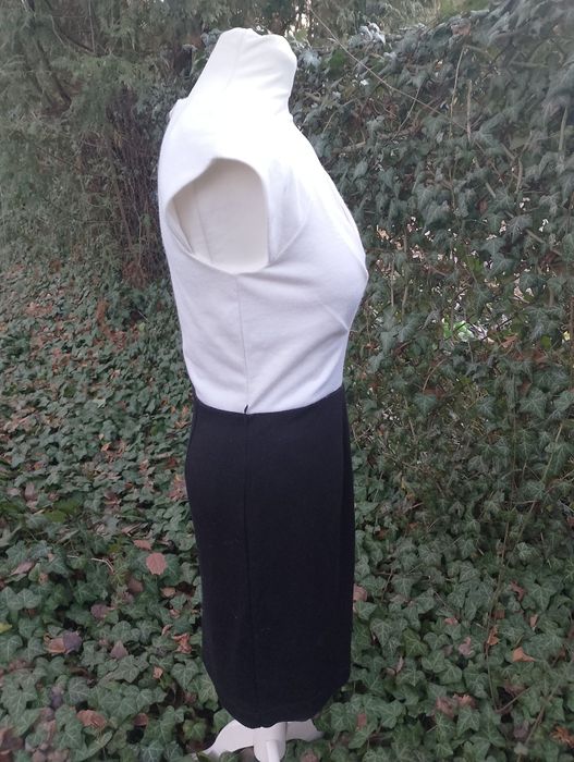 Elegancka mała czarna biała sukienka dekolt V wełna Reserved S M