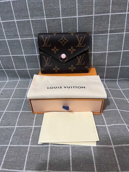 Louis Vuitton Victorine Mały portfel Różowy przycisk