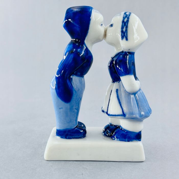 delft piękna porcelanowa figurka całująca się para