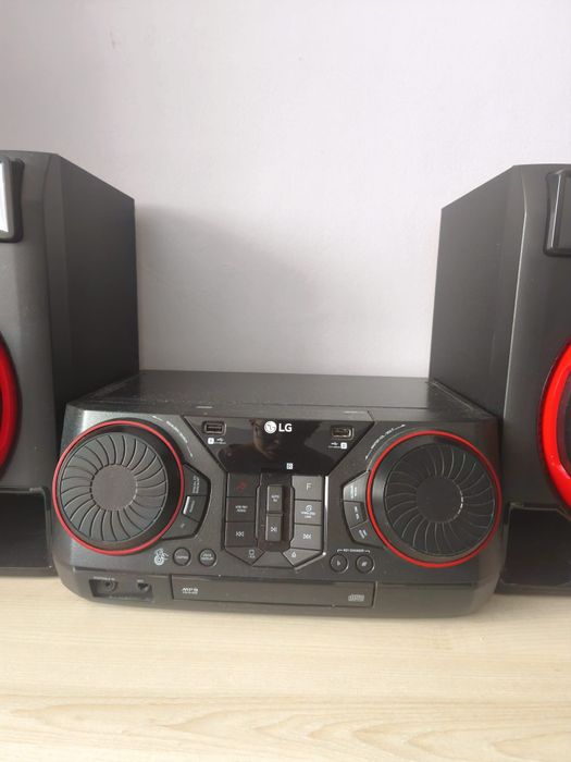 Wieża LG z 2 głośnikami