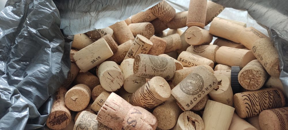 Saco com mais de 200  rolhas de cortiça