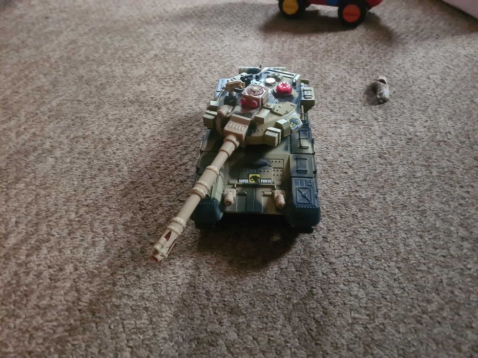 Танк гусеничний на акамуляторі