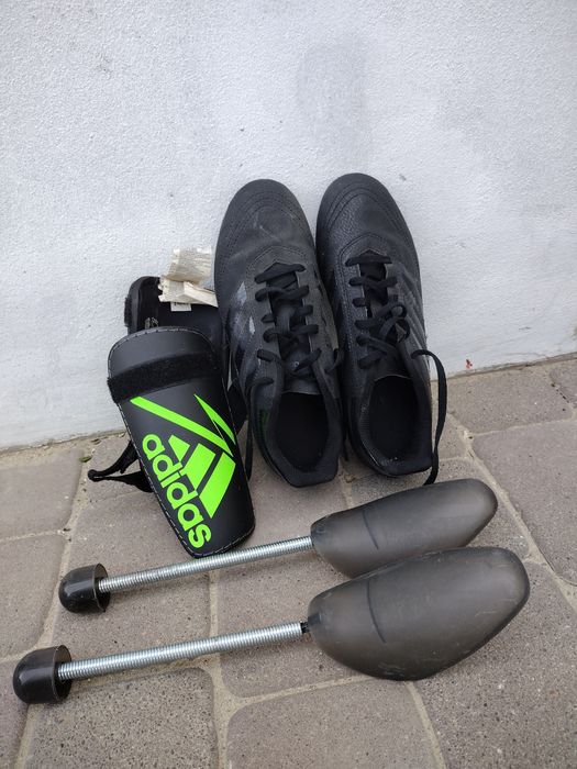 Buty do gry w piłkę korki i ochraniacze Adidas
