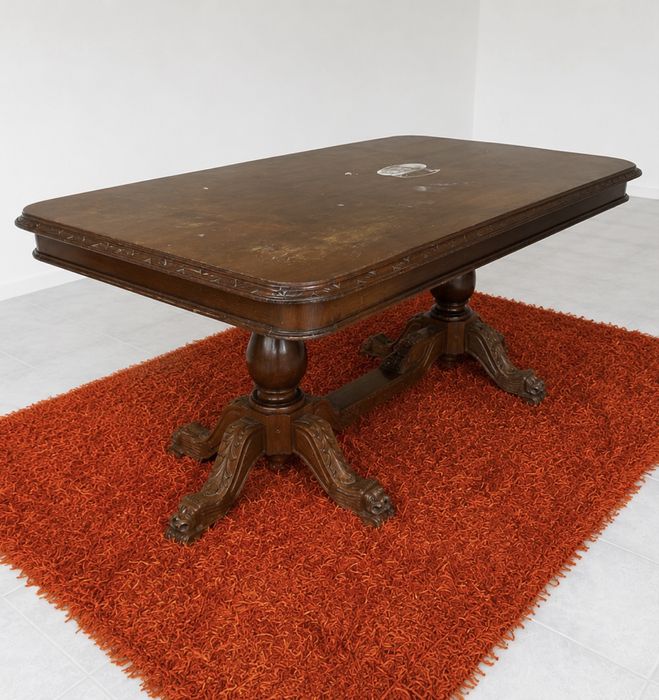 Conjunto de mesa, cadeiras e armario colonial