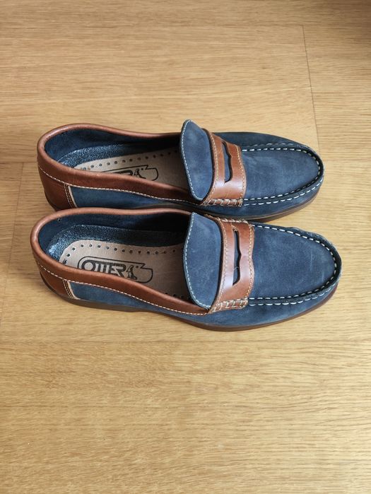 Sapatos tipo mocassins praticamente novos.