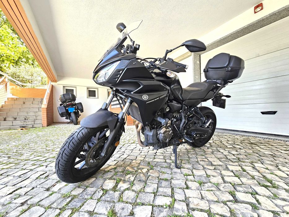 Yamaha Tracer 7 com Top Case muito estimada