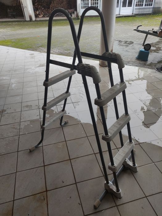 Bomba e escada de piscina
