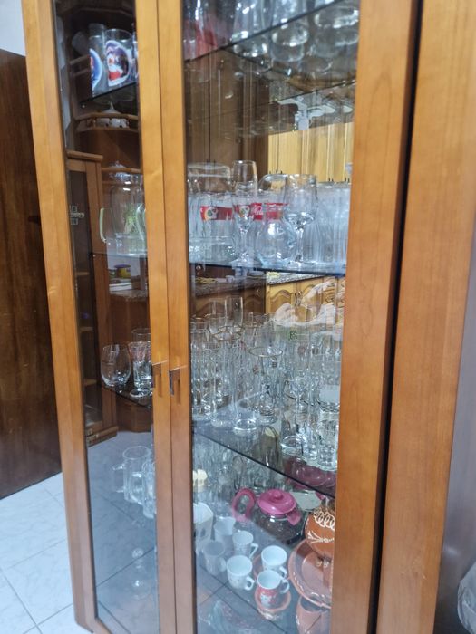 Móvel em Madeira com Portas de Vidro, espelhado