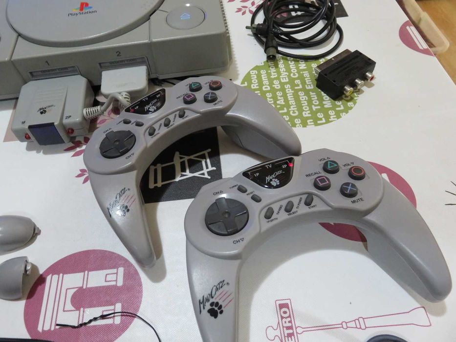 2 Comandos sem fios da Madcatz para Playstation 1