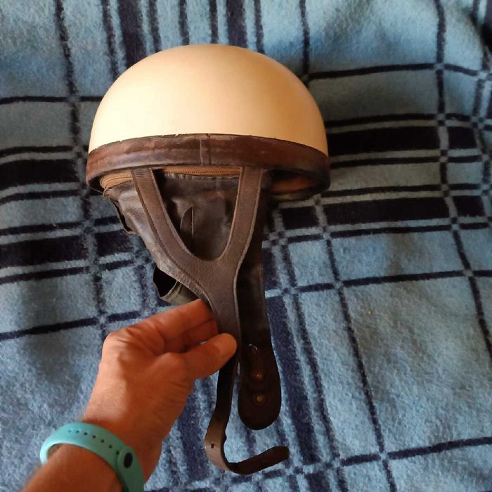 Kask Orzeszek z epoki PRL-u z odpinanym frasunkiem