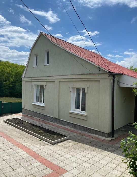 Гарний будинок в мальовничому селі