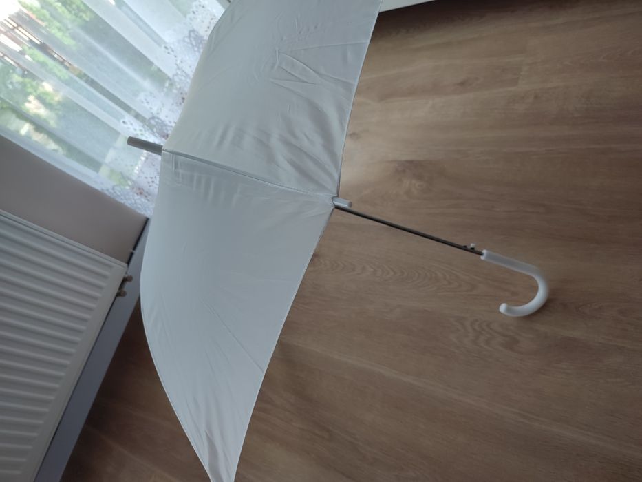 Biały parasol ślubny