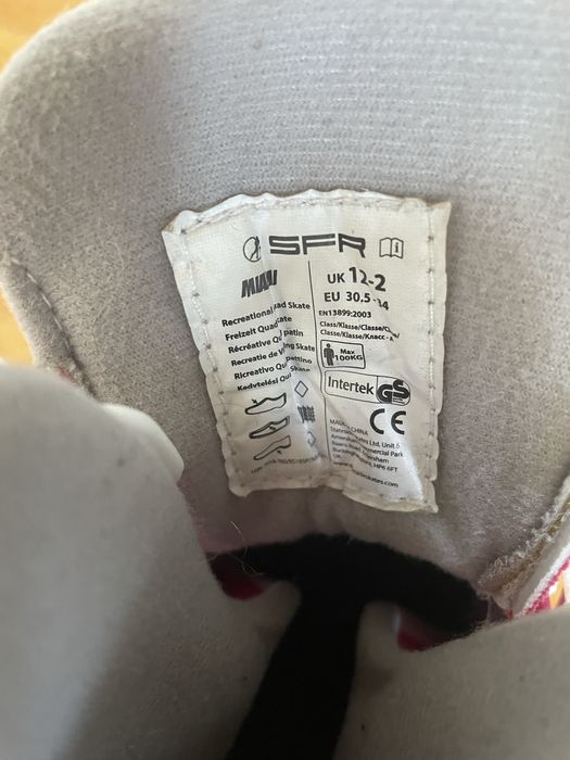 Patins 4 rodas tamanho 30,5 / 34 de menina, com marcas de uso à frente