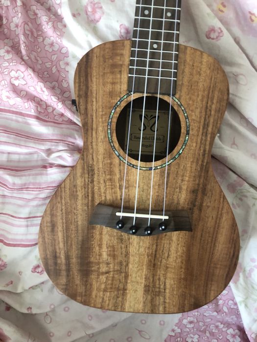 Ukulele z naglośnieniem, recznie robione