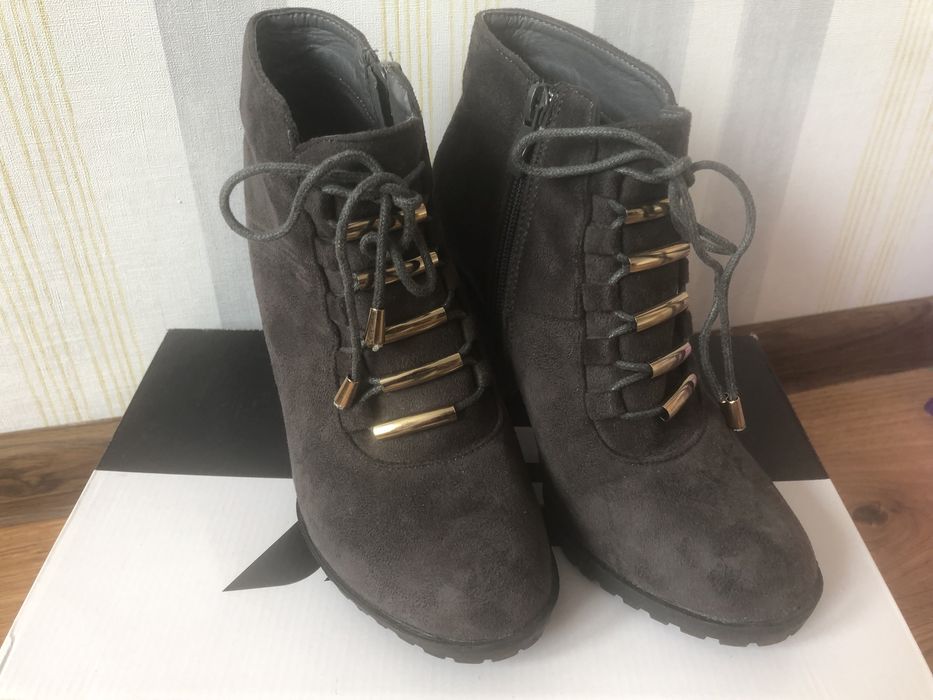 Szare botki na obcasie