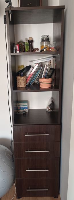 słupek wenge z szufladami do salonu, regał