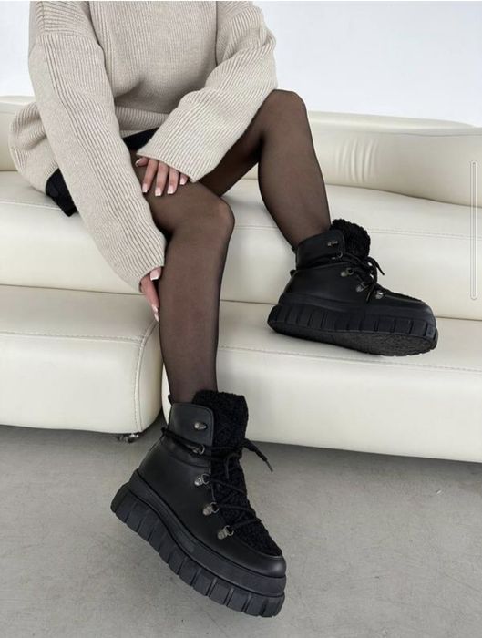 Жіночі чоботи з овчиною на масивній підошві