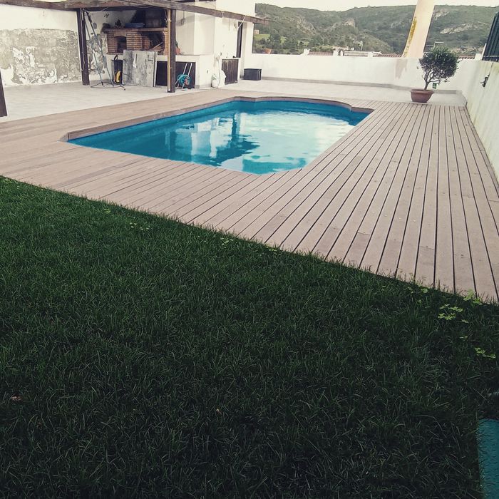 Decks, pérgolas, mobiliário exterior, relva natural e sintética