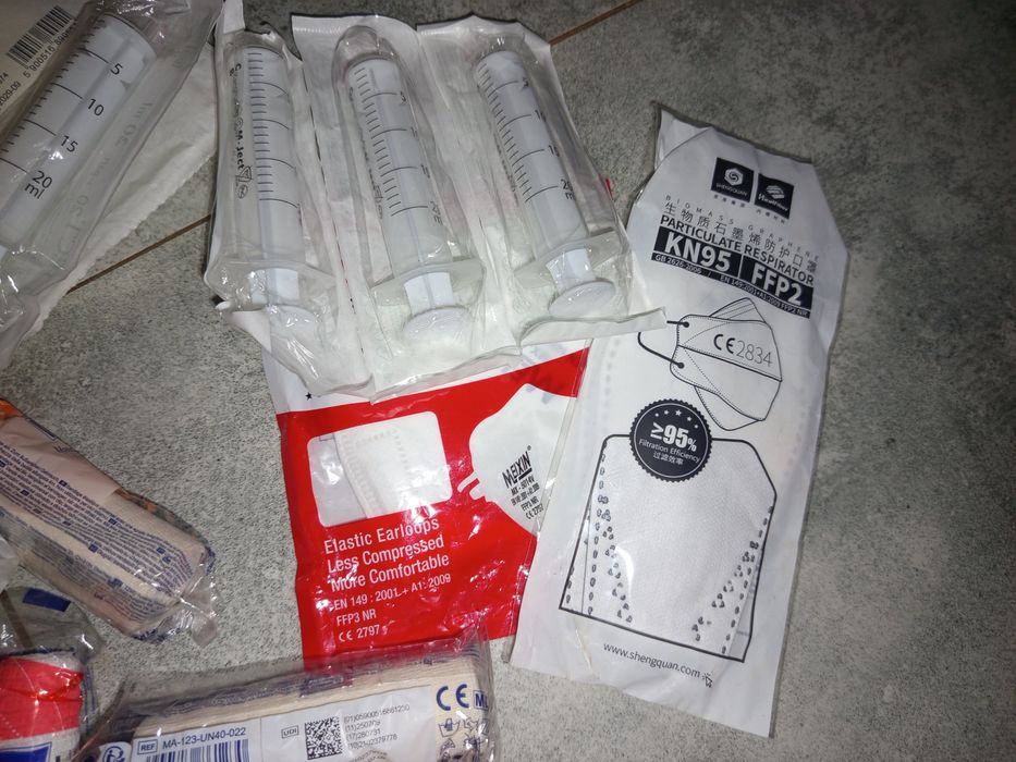 Maseczki opatrunki gazy badaze strzykawki